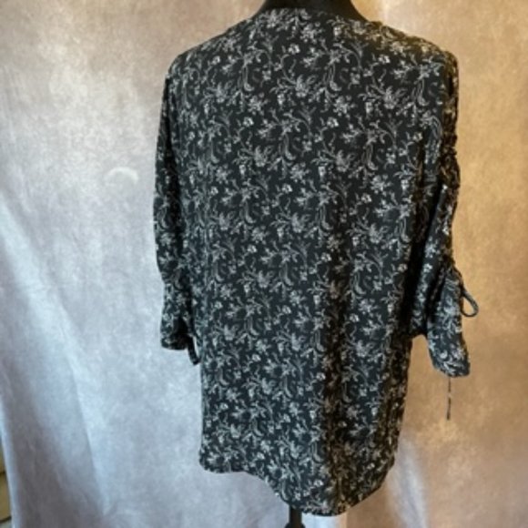 CeCe Black and White Floral Blouse with Runched Sleeves Size M - Picture 4 of 9